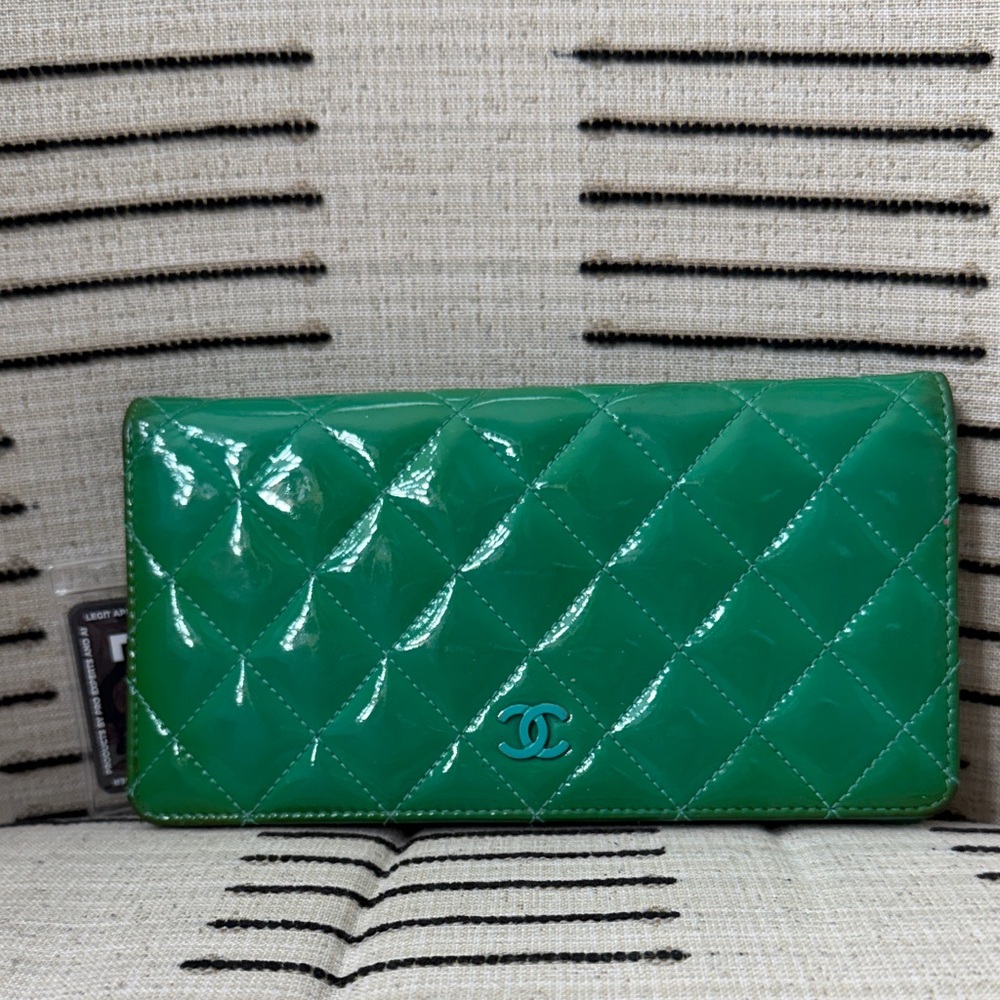 CHANEL Emerald Quilted Wallet
